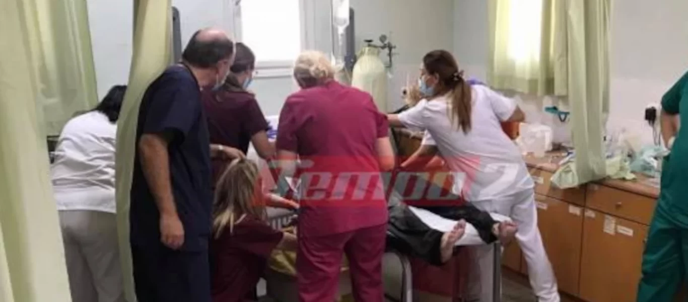 Συγκλονιστική φωτογραφία από τη φωτιά στην Ηλεία: Οι πρώτες βοήθειες πάνω σε έναν εγκαυματία πυροσβέστη